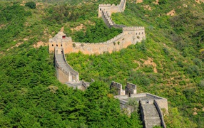 Legendary Great Wall in green vegetation