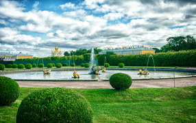 Красивый фонтан в парке Петергоф, Санкт-Петербург
