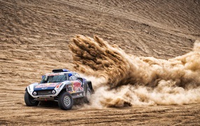 Спортивный автомобиль на песке в пустыне на Ралли