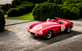 Красный спортивный ретро автомобиль Ferrari 500 Mondial Spyder
