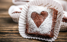 Кусок десерта брауни с сердцем из сахарной пудры