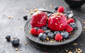 Шарики фруктового мороженого с ягодами черники и малины 