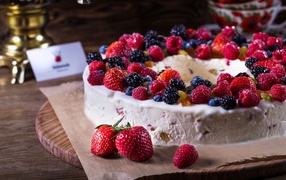 Cottage cheese pie with cream and fresh berries