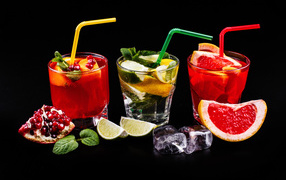 Цитрусовые алкогольные коктейли на черном фоне с фруктами