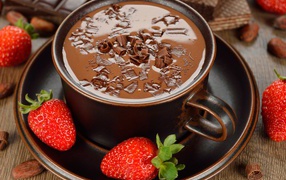 Горячий шоколад в чашке на столе с клубникой