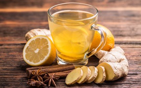 Чай на столе с лимоном, корицей и имбирем