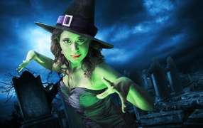 Девушка в костюме ведьмы на Хэллоуин 