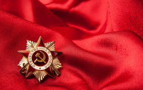 Star of the Patriotic War on a red bedspread