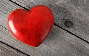 Большое красное сердце на деревянном столе