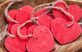Красные деревянные сердечки на нитках в деревянной коробке