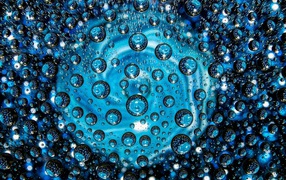 Много пузырей в голубой воронке