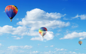 Воздушные шары в голубом небе с белыми облаками 