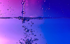 Пузыри в воде на синем фоне