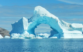 Огромный голубой айсберг в океане 