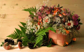 Букет цветов в корзине на столе