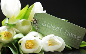 Букет белых тюльпанов с надписью и маленьким ключом