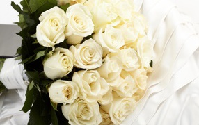 Большой букет белых роз на белой ткани