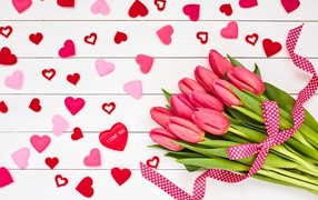 Красивый букет розовых тюльпанов на белом фоне с сердечками и лентой
