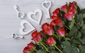 Букет красивых красных роз на серой поверхности с белыми сердечками  