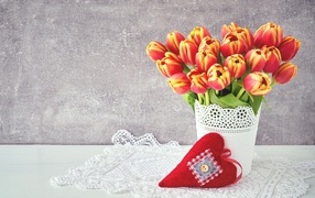 Букет красивых тюльпанов в вазе на сером фоне с сердцем