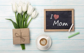 Букет белых тюльпанов, подарок и чашка кофе для мамы 