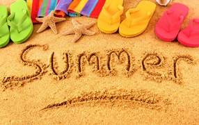 Надпись лето на английском на песке с шлепками