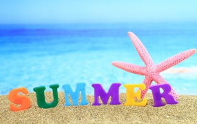 Розовая морская звезда и надпись лето на английском на песке