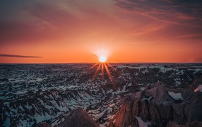 Яркий красный закат солнца над горами