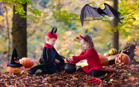 Мальчик и девочка в лесу в костюмах на праздник Хэллоуин 