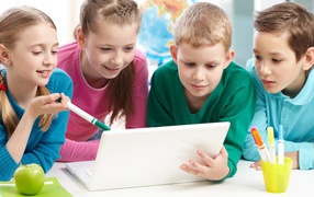 Дети в школе с ноутбуком