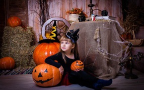 Маленькая девочка в костюме на Хэллоуин 