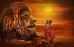 Две маленьких девочка тянут руку к большому льву