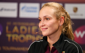 Хорватская теннисистка Донна Векич с микрофоном