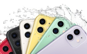 Разноцветные  iPhone 11 на белом фоне в каплях воды