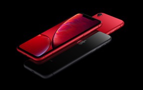 Красный и черный телефон  iPhone XR на черном фоне