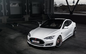 Белый автомобиль Tesla Model S 