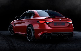 Красный автомобиль Alfa Romeo Giulia GTA 2020 года вид сзади