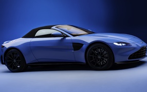 Синий автомобиль Aston Martin Vantage Roadster 2020 года 