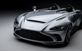 Серебристый кабриолет Aston Martin V12 Speedster 2020 года крупным планом