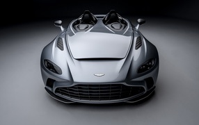 Серебристый автомобиль Aston Martin V12 Speedster 2020 года на сером фоне
