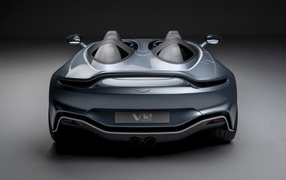 Автомобиль Aston Martin V12 Speedster 2020 года на сером фоне вид сзади