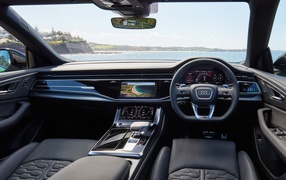 Черный кожаный салон автомобиля Audi RS Q8 2020 года 