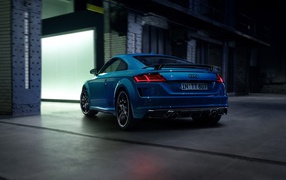 Синий автомобиль Audi TT Coupe 45 TFSI Quattro S Line Competition Plus 2020  года вид сзади