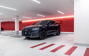 Черный автомобиль ABT Audi Q5 55 TFSI E 2020 года на заправке 