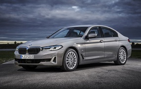Серебристый автомобиль BMW 530e Luxury Line 2020 года 