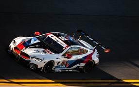 Быстрый автомобиль BMW M8 GTE 2020 года на трассе