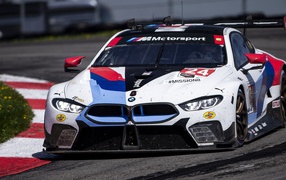 Спортивный автомобиль BMW M8 GTE 2020 года на гоночной трассе