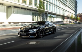 Черный стильный автомобиль BMW Manhart MH8 800, 2020 года на улице города