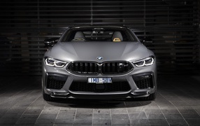 Серебристый автомобиль BMW M8,  2020 года