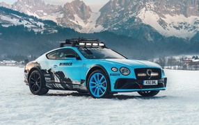 Автомобиль Bentley Continental GT Ice Race 2020 года в заснеженных горах 
